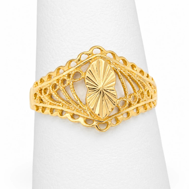 Anillo de oro para mujer en exhibidor novel box con diseño de filigrana clásica y centro almendra.