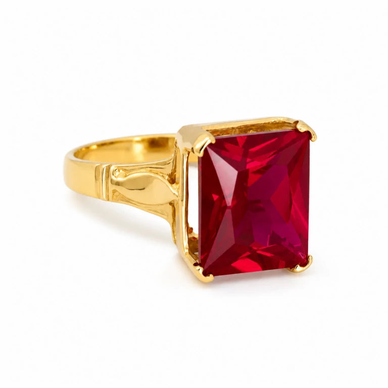 Anillo femenino de oro amarillo con piedra rectangular corte esmeralda, diseño elegante y detalles laterales texturizados.