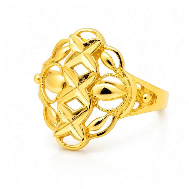 Detalle de las texturas y acabado diamantado en anillo calado de oro amarillo con motivo botánico.