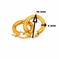 Aretes argollas torcidas de oro con medida de 18 mm y grosor de 3 mm sobre fondo blanco.