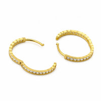 Aretes argollas de oro 10k para niñas mostrados abiertos, con textura facetada, fila de circonias blancas y práctico cierre articulado.