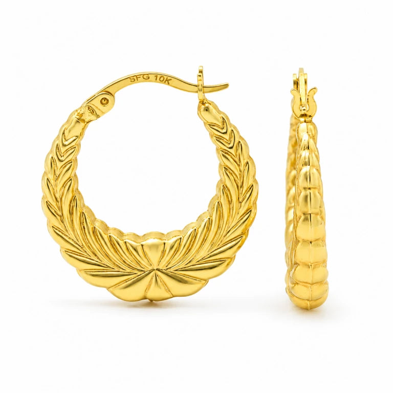 Argollas de oro estilo camarón con diseño de plumas en relieve, mostradas de frente y lateralmente.