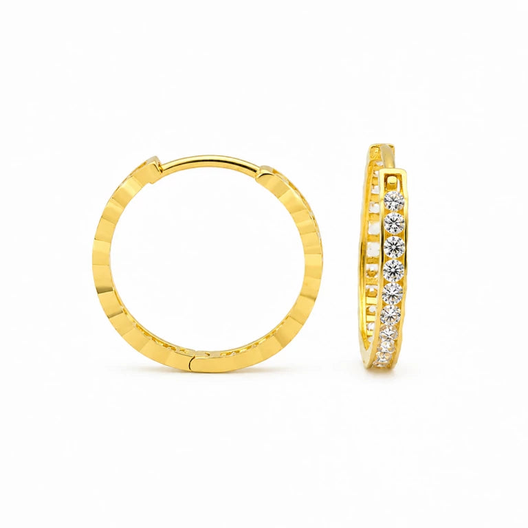 Argollas grandes de oro 10k para niñas mostradas de frente y lateralmente, con textura brillante y ocho circonias redondas montadas en canal.