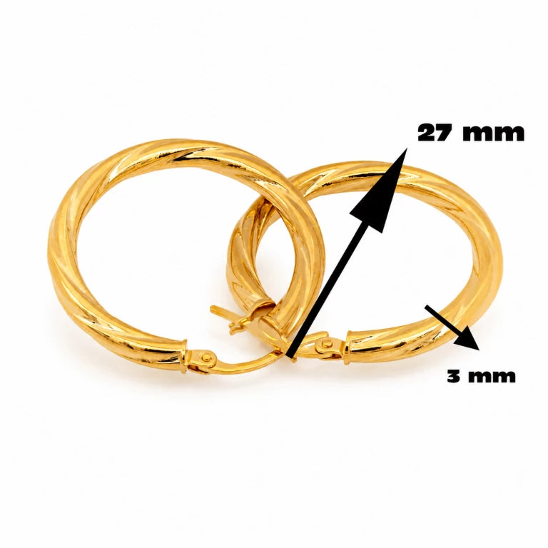 Aretes argollas torcidas de oro de 27 mm, estilo clásico con textura elegante sobre fondo blanco.