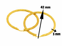 Argollas de oro 10k satinadas de 42 mm con textura torcida y acabado brillante.