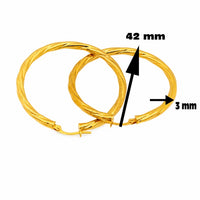 Aretes argollas torcidas de oro de 3x42 mm con textura trenzada y acabado elegante.