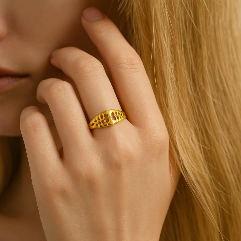 Anillos de lacitos para mujer en el dedo de cliente