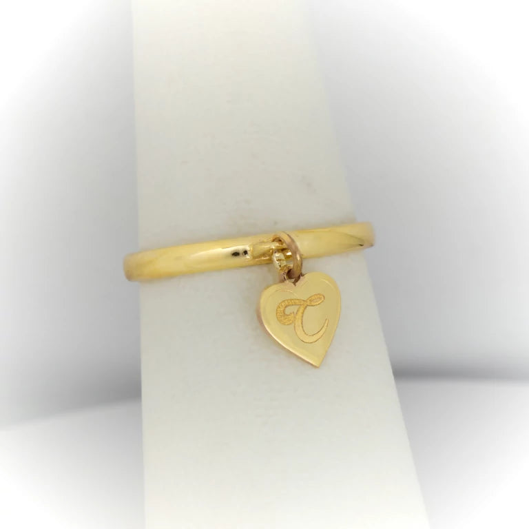 ANILLO DE CORAZON CON LETRA C COLGANDO