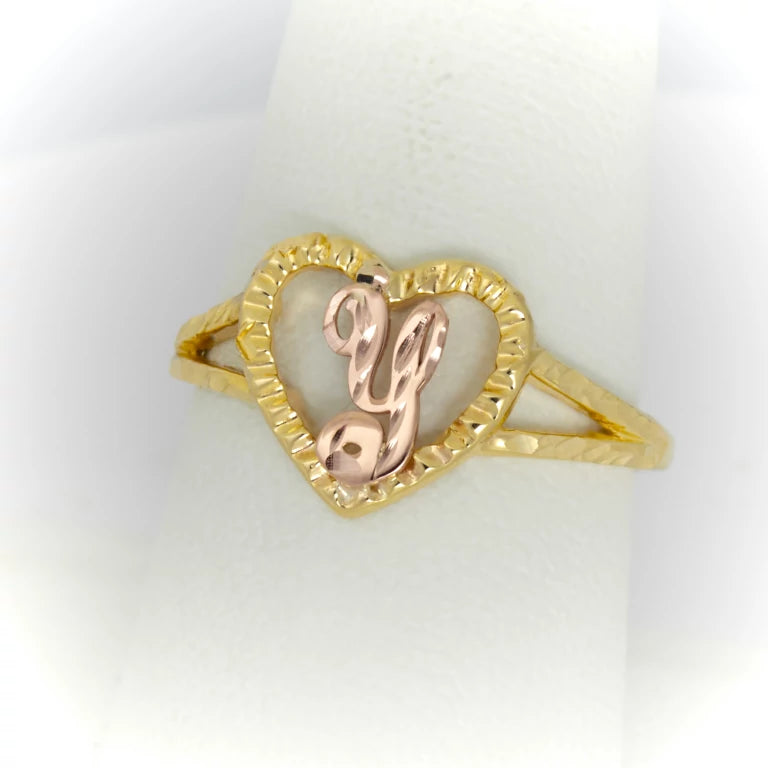 Anillo con letra dentro del corazon para damas