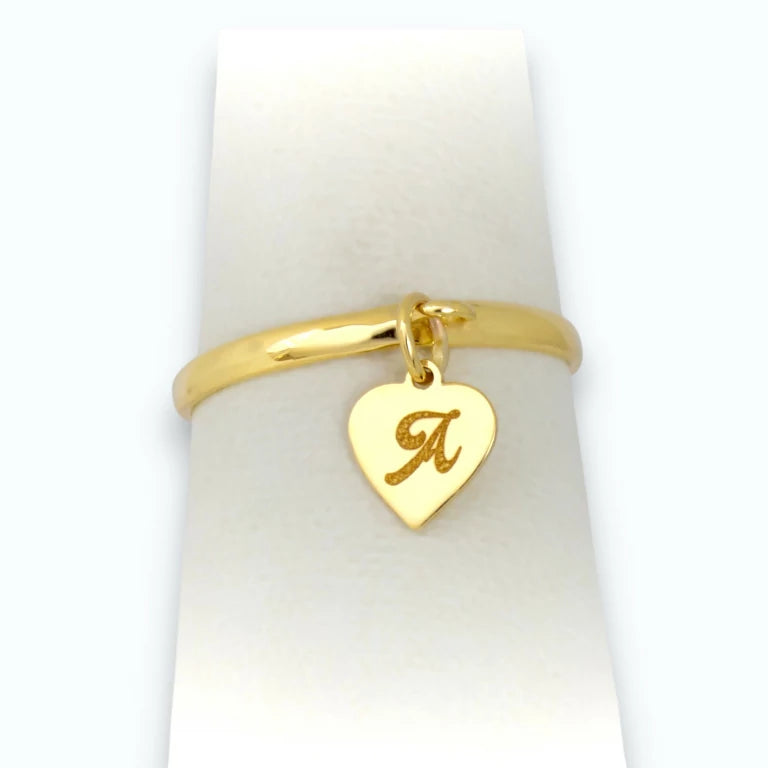 Anillo de oro con letra que cuelga