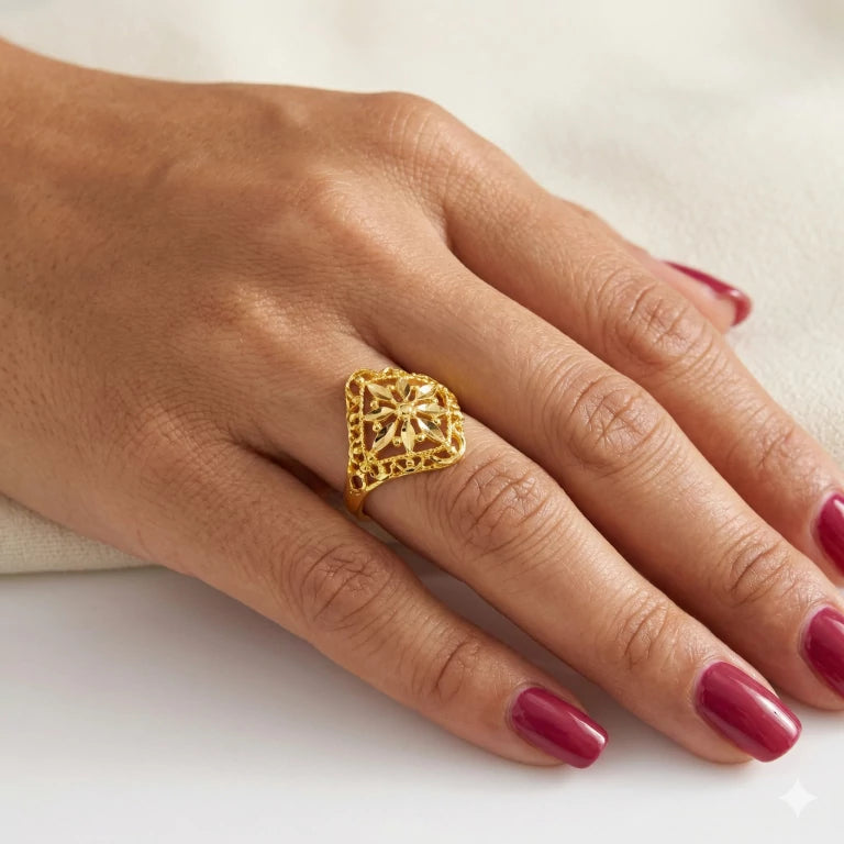 anillo de hoja en el dedo de una customer