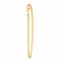 Pulsera de oro para mujer con eslabones de bordillo cubano y cierre de langosta sobre fondo blanco.