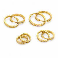Colección de aretes argollas de oro 10k para niñas en cuatro tamaños, con cortes facetados, circonias blancas montadas en canal y cierre seguro.