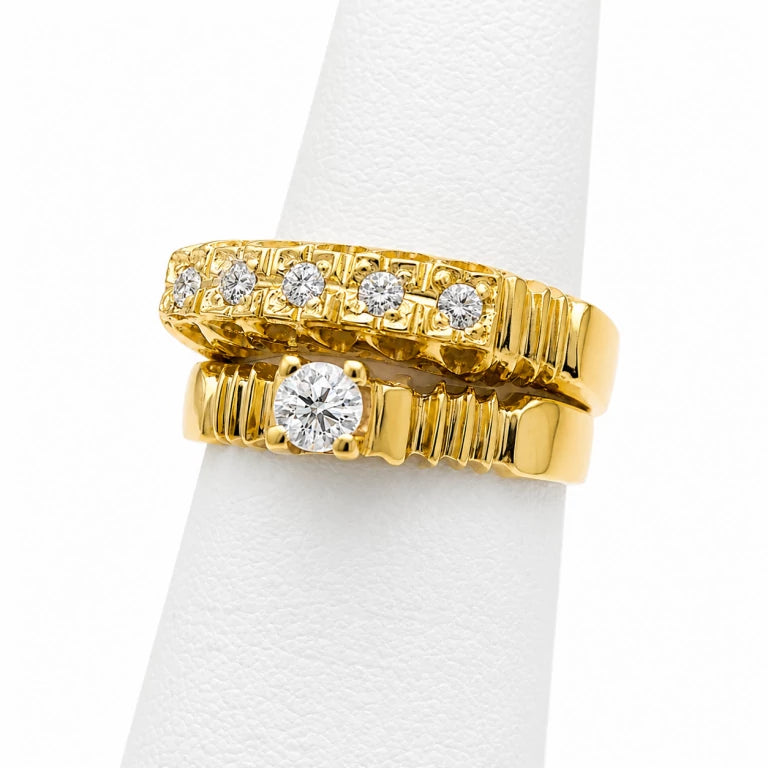 Set de anillos de compromiso retro en oro amarillo con diseño antiguo, texturas intercaladas y acabado altamente pulido.