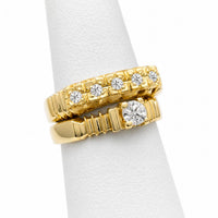Juego de anillos de compromiso de mujer en oro amarillo 10k o 14k con estilo tradicional retro y piedras circonias brillantes.