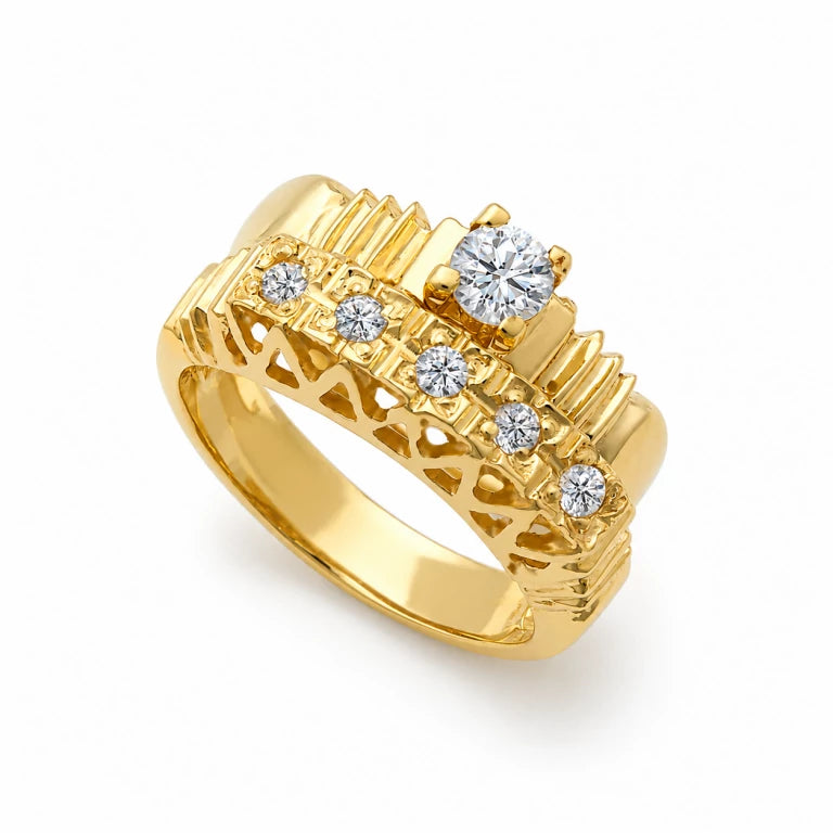 Juego de anillos de compromiso de mujer en oro con circonias, diseño tradicional retro y detalles calados elegantes.