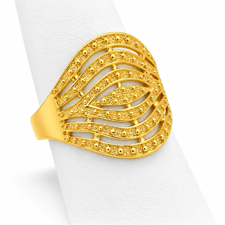 Sortija semanario de oro amarillo para mujer en exhibición, con diseño calado y estilo llamativo.